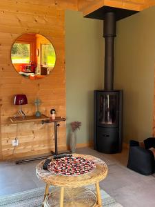 una camera con camino e tavolo con piano cottura di Small cottage a Contamine-sur-Arve