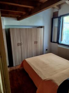 a bedroom with a bed and a window at Open space apartment in Grisignano di Zocco