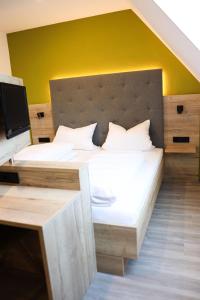 Ein Bett oder Betten in einem Zimmer der Unterkunft Wallfahrtswirt