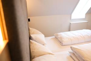Ein Bett oder Betten in einem Zimmer der Unterkunft Wallfahrtswirt