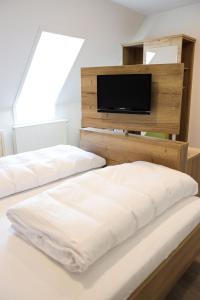 Ein Bett oder Betten in einem Zimmer der Unterkunft Wallfahrtswirt