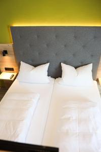 Ein Bett oder Betten in einem Zimmer der Unterkunft Wallfahrtswirt