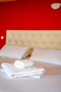 Llit o llits en una habitació de Coralli Hotel