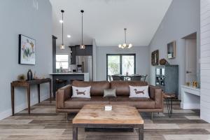 Dapur atau dapur kecil di Modern 3 BR luxury pool home on Lido Key - A Shore Thing