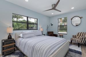 Giường trong phòng chung tại Modern 3 BR luxury pool home on Lido Key - A Shore Thing +157 ảnh