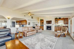 un soggiorno con poltrone e tavolo di Misty Rose a Fort Bragg