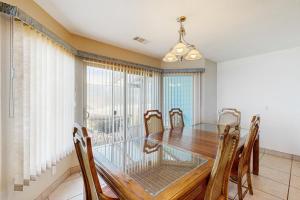 una sala da pranzo con tavolo e sedie in vetro di Misty Rose a Fort Bragg