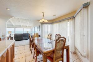 una sala da pranzo e un soggiorno con tavolo e sedie di Misty Rose a Fort Bragg Altre 17 foto
