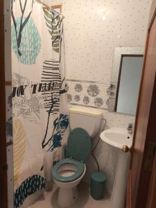 ein Badezimmer mit grünem WC und Waschbecken in der Unterkunft Catedral View Apartment in Cidade Velha