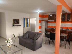 ein Wohnzimmer mit Couch und Küche in der Unterkunft Catedral View Apartment in Cidade Velha