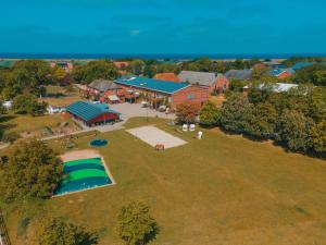 una vista sul soffitto di una casa con un ampio cortile di Ferienwohnung Himmelsbesen - Inselhof Fehmarn a Fehmarn