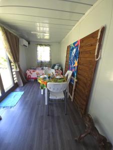 a small room with a table and a bedroom at Hello green in Mahaena