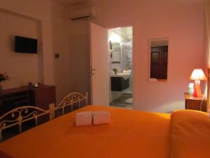 a living room with a table and a bathroom at B&B Eco Dal Mare in Gallipoli