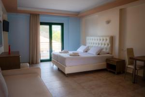 Llit o llits en una habitació de Coralli Hotel