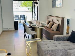 a living room with a table and a couch at Maison Jacqueline in Nieuwpoort