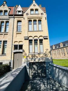 un gran edificio de ladrillo con una puerta delante en Maison Jacqueline, en Nieuwpoort