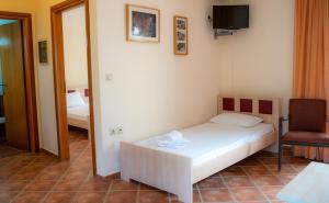 Llit o llits en una habitació de Coralli Hotel