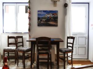 a dining room table with chairs and a picture on the wall at Casa de Peniche in Peniche