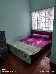Ένα ή περισσότερα κρεβάτια σε δωμάτιο στο Homestay Dasuqi