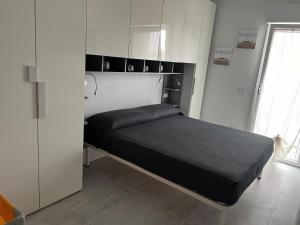 a small bedroom with a bed in a room at Mare e Trabocchi in Fossacesia