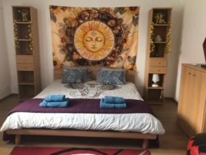 Un dormitorio con una cama con un cuadro en la pared. en Napraforgó Vendégház, en Veresegyház 12 fotos más