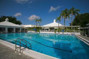 Πισίνα στο ή κοντά στο Lagoon front 2BR condo overlooking the golf course