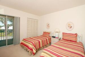 Ένα ή περισσότερα κρεβάτια σε δωμάτιο στο Lagoon front 2BR condo overlooking the golf course