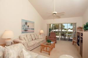 Χώρος καθιστικού στο Lagoon front 2BR condo overlooking the golf course