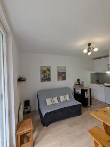 a bedroom with a bed and a table in it at Charmant T2 wifi parking gratuit 4 personnes in Esquièze - Sère