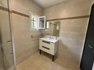 Sainte-Maxime appartement 45m avec jardin de 35m في سانت ماكسيم: حمام مع حوض ومرآة +10 صور