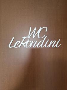 a sign that says us leeland written in white at Casa Ofelia in Colledimezzo