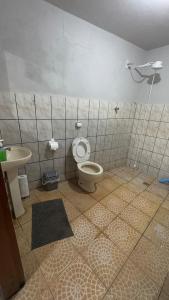 a bathroom with a toilet and a sink at Sítio do Zui SP in Piracaia