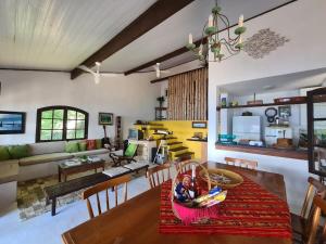 Η κουζίνα ή μικρή κουζίνα στο Linda e espetacular Casa Frente ao Mar-Praia da Aripeba-Ilha Grande