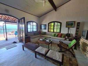 Χώρος καθιστικού στο Linda e espetacular Casa Frente ao Mar-Praia da Aripeba-Ilha Grande