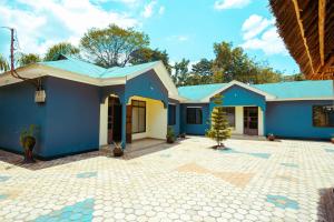 モシにあるBCB Homesの青白の家