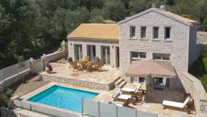 una villa con piscina e una casa di Villa Iliana a Gaios