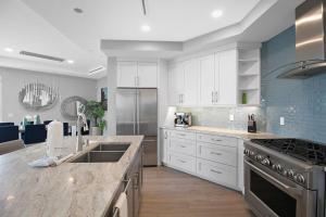 Η κουζίνα ή μικρή κουζίνα στο Luxury 4BR Siesta Key villa - Walk to the beach