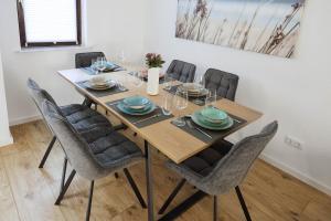 a dining room table with chairs and a dining room table at hygge-flats Apartment für 2-6, WLAN, Homeoffice in Heppenheim an der Bergstrasse +12 photos
