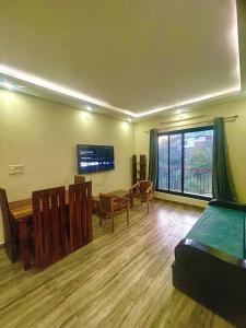 Un televizor și/sau centru de divertisment la ZenRoofs- Cloud Haven 2BHK Villa