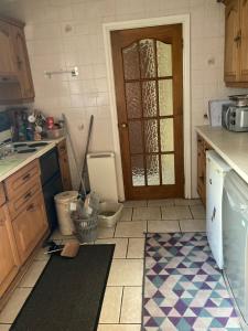 kuchnia z toaletą i drzwiami w obiekcie Country Mill House w mieście Lawrencetown +49 zdjęć