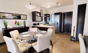 a kitchen and dining room with a table and chairs at Tropical Elegance - Appartement in Grand Baie