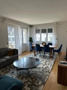 ein Wohnzimmer mit Couch und Tisch in der Unterkunft Apartments in Zurich West-Eichbühlstr 62-68 in Zürich