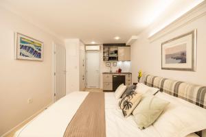 ロヴィニにあるAntiche Muraの部屋にある大きな白いベッドのある寝室