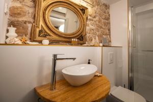 ロヴィニにあるAntiche Muraのバスルーム(洗面台、鏡付) +19枚の写真
