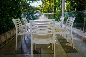 Rõdu või terrass majutusasutuses Hotel AlpineglO Yercaud