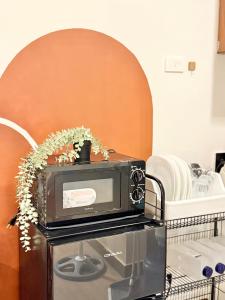 un forno a microonde seduto sopra un tavolo di Meraki Stays - ETANA - SMDC Hope Residences a Trece Martires Altre 5 foto