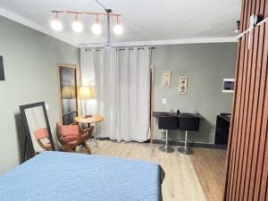 a bedroom with a bed and a table and a desk at Chácara Itaqueri Topázio in São Pedro