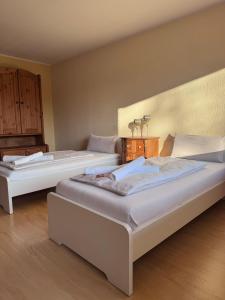 a room with two beds in a room with at Monteurwohnung Osnabrück 3-Zimmer mit Balkon in Osnabrück
