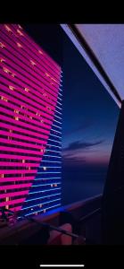 TV a/nebo společenská místnost v ubytování Batumi Orbi city Aparthotel SeaNest