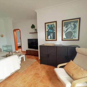 TV a/nebo společenská místnost v ubytování Maras House, oasis de paz